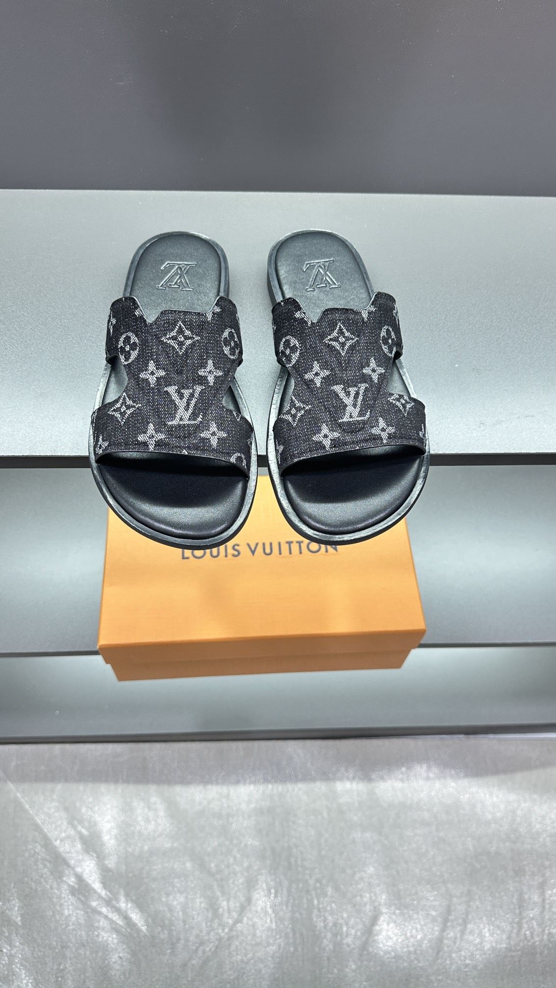 Louis Vuitton Slippers